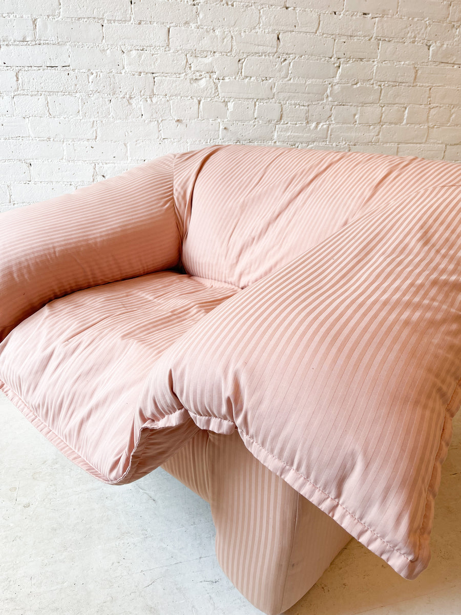 Vintage Puff Pink Chair – The Apartment TO